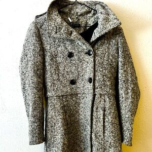 This coat keeps warm well. It is comfortable and brand new.